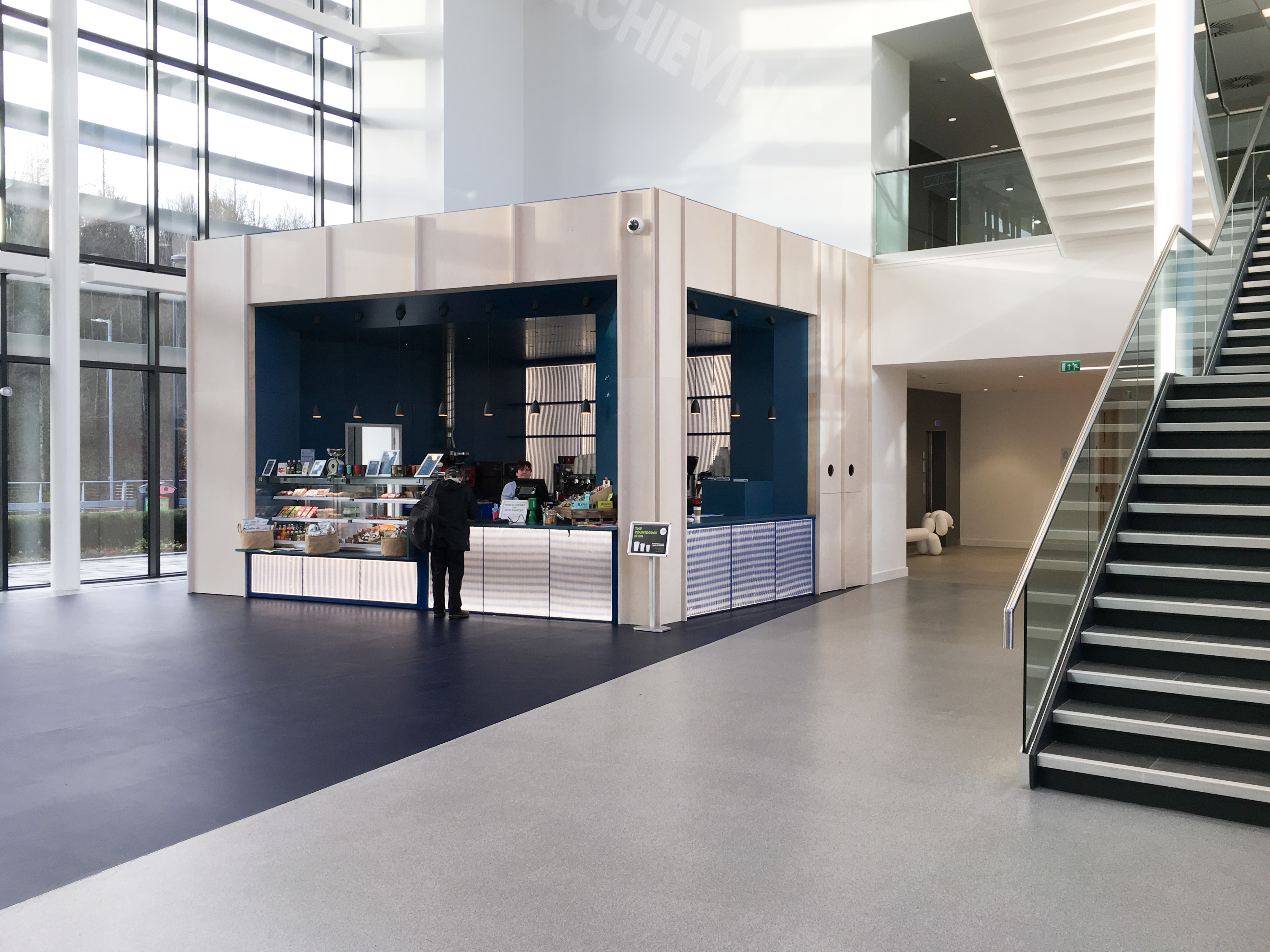Image of a foyer with Flowfast resin flooring